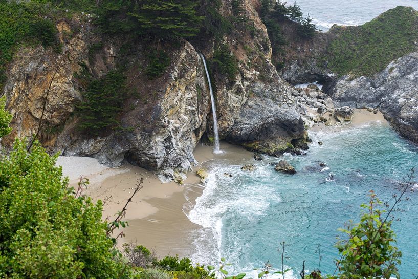 Wasserfall am Strand entlang des Highway 1 in Amerika von Linda Schouw