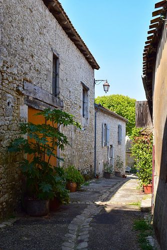 Typische französische Straße in einem Dorf in der Dordogne