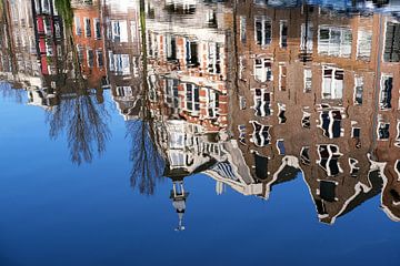 Reflectie van grachtenhuizen in Amsterdam