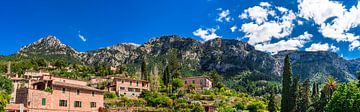 Idyllisch panorama-uitzicht op berglandschap op het eiland Mallorca, dorp Deia van Alex Winter