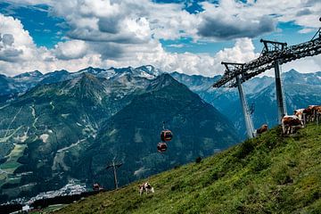 Alpage avec téléphérique et montagnes majestueuses sur Martijn van den Hil