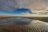 Spiegeling van lucht en strand van Smit in Beeld thumbnail
