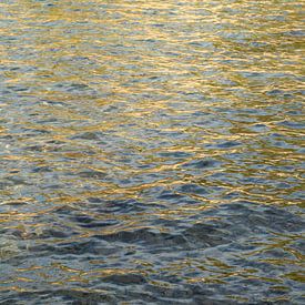 Goldgelbe Lichtreflexe im klaren Meerwasser