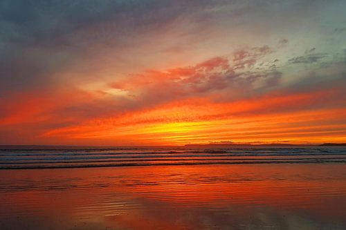 Abendrot-Spiegelung am flachen Sandstrand