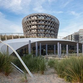 Het Silt Hotel Casino tussen het duinengras in Middelkerke van Simon Peeters