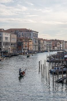 Gondolier op het Canal Grande in Venetië