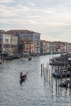 Gondolier op het Canal Grande in Venetië van Kitty de Vries