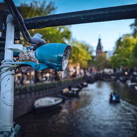 Les canaux d'Amsterdam pendant les mois d'été sur Yama Anwari