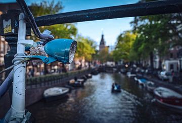 Amsterdamse Grachten tijdens de zomermaanden van Yama Anwari