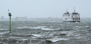 Texel ferry in stormy weather sur Ronald Timmer