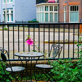Utrecht - Gartentisch mit Blume von Wout van den Berg