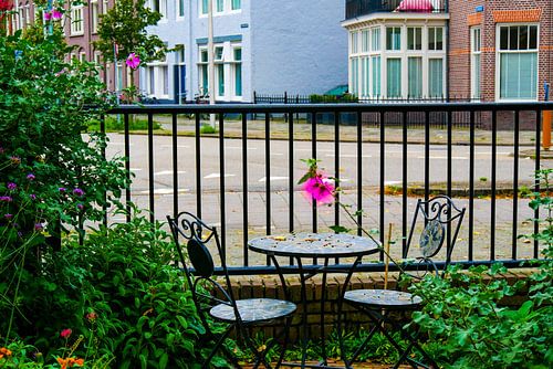 Utrecht - Gartentisch mit Blume von Wout van den Berg