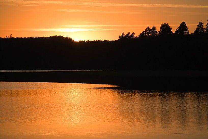 Zonsondergang bij het meer in Zweden van Martin Köbsch