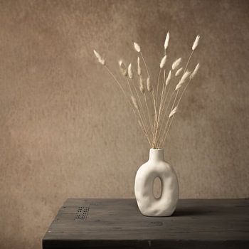 Stilleven met droogbloemen in witte porceleinen vaas (versie 2 vierkant)