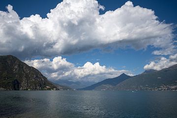 Wolken trekken samen boven het Lago di Como van Rick Van der Poorten