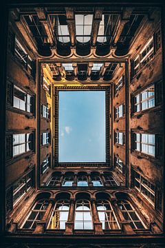 Binnenplaats in Boedapest, uitzicht naar boven van Fotos by Jan Wehnert