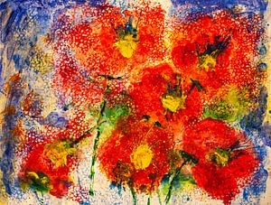 Rote Blüten vor blauem Hintergrund