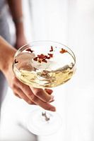 Glas bubbels met rozenblaadjes