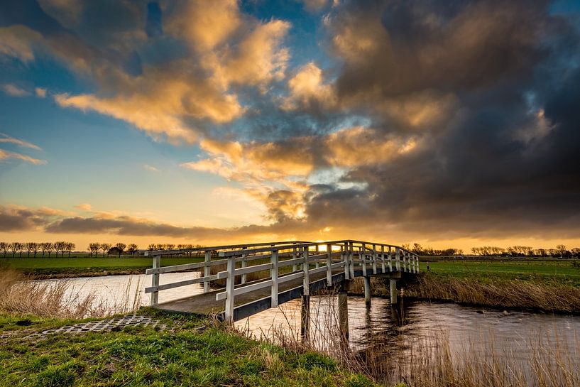 Witte brug bij zonsopkomst van peterheinspictures