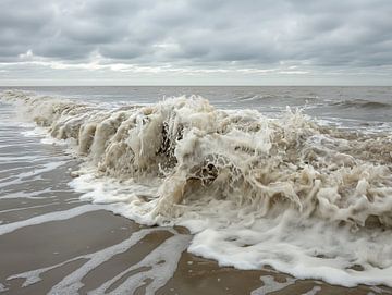 Wellen werden an den Strand gespült von Egon Zitter