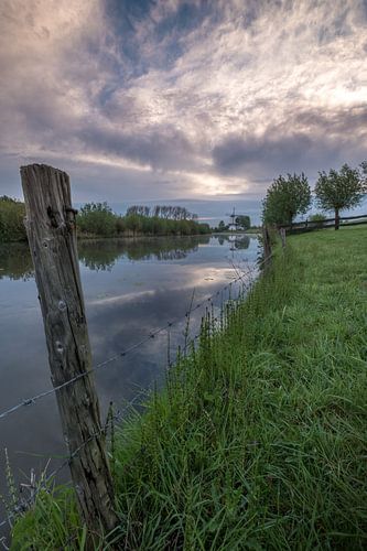 Rivier de Linge met molen De Vlinder in de Betuwe