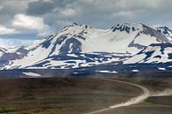 Stoffige weg in IJsland  van Menno Schaefer thumbnail