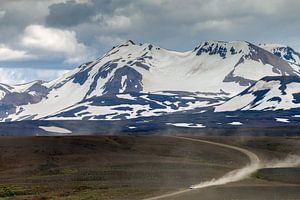 Dusty road at Iceland von Menno Schaefer