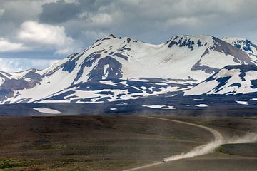 Stoffige weg in IJsland  van Menno Schaefer