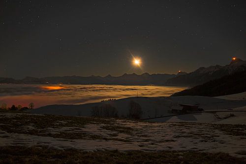 Mondlandschaft mit Sicht auf die Berner Alpen über dem Nebel