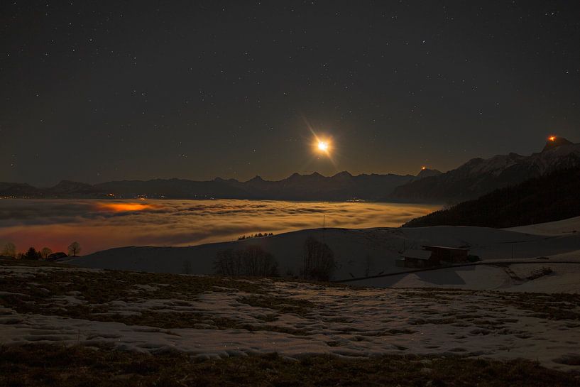 Mondlandschaft mit Sicht auf die Berner Alpen über dem Nebel von Martin Steiner