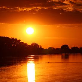 Sonnenuntergang mit einem engen Fluss. von Geert Visser