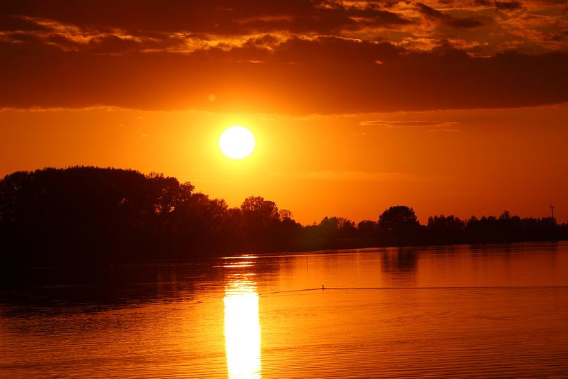 Zonsondergang met een strakke rivier. van Geert Visser