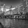De Dom van Utrecht gezien vanaf de werf aan de Oudegracht in zwartwit van André Blom Fotografie Utrecht