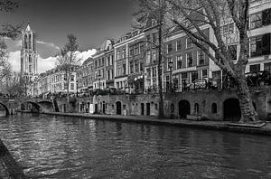 Die Kathedrale von Utrecht vom Kai an der Oudegracht aus gesehen in schwarz-weiß