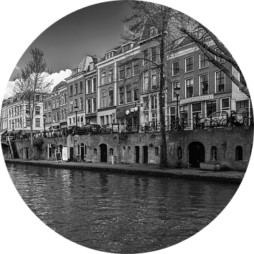 De Dom van Utrecht gezien vanaf de werf aan de Oudegracht in zwartwit