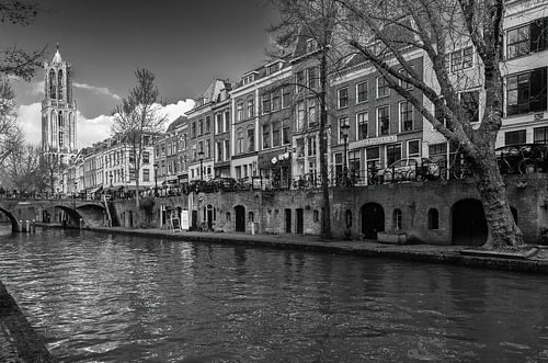 De Dom van Utrecht gezien vanaf de werf aan de Oudegracht in zwartwit van André Blom Fotografie Utrecht