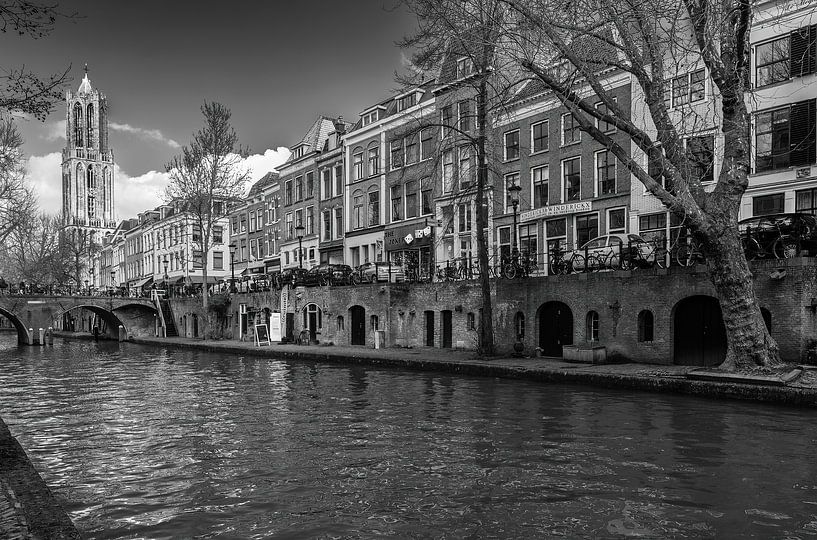 De Dom van Utrecht gezien vanaf de werf aan de Oudegracht in zwartwit van André Blom Fotografie Utrecht