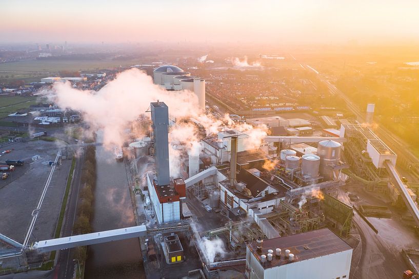 Suikerfabriek Vierverlaten tijdens Zonsopkomst van Droninger