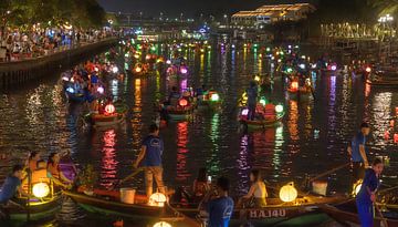 Rivier met lampionnen in Hoi An, Vietnam van Ron Poot