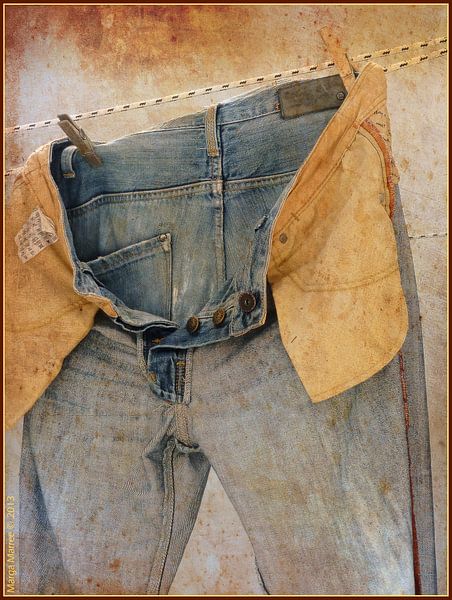 Jeansbroek aan de waslijn by Marga Marree