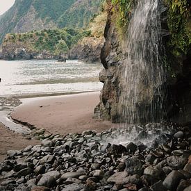 Wasserfall an der Küste Madeiras von Dian Schuurkamp