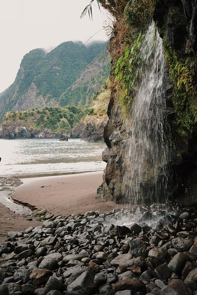Wasserfall an der Küste Madeiras von Dian Schuurkamp