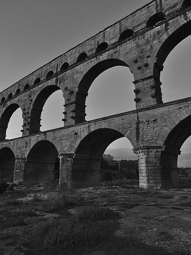 Zwart-wit fotografie van de Pont du Gard