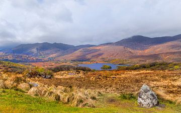 Ladies View, een uitkijkpunt langs de Ring of Kerry  in het Killarney National Park, Ierland. van Mieneke Andeweg-van Rijn