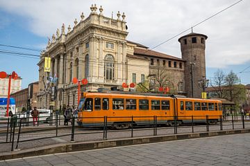 Palazzo Madama met oranje tram op voorgrond in centrum van Turijn, Italië
