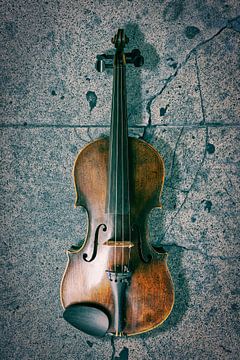 un violon ancien sur un sol en béton sur Bert-Jan de Wagenaar