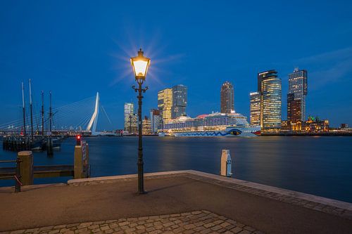 Het cruiseschip AIDA Prima vanuit de Veerhaven in Rotterdam