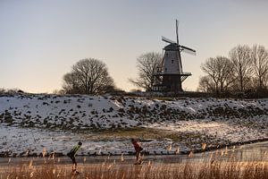 Des patineurs entre les hautes herbes près de Molen De Koe (Mill)