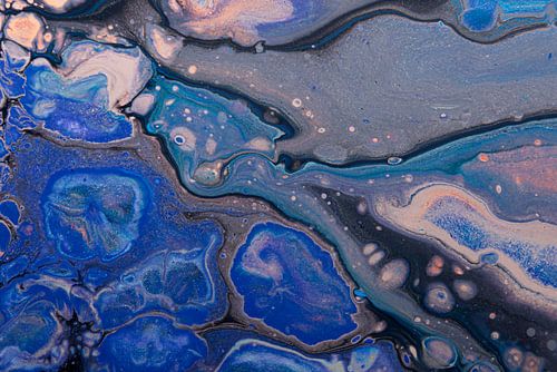 Vloeibare kleuren: blauw, turquoise, zandkleur en oudroze stromen lang