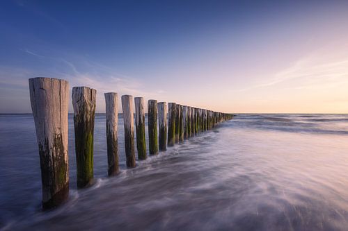 Wellenbrecher an der Küste